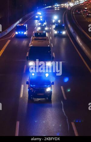 Ein Polizeikonvoi überführt einen Bus, der Bürger, die nach einem Ausbruch des Coronavirus in Wuhan gefangen waren, vom Militärluftstützpunkt Torrejon de Ardoz in das Militärkrankenhaus Gomez Ulla bringt, nachdem sie am 31. Januar 2020 aus China in Madrid, Spanien, eingetroffen sind. Das von der britischen Regierung gecharterte Flugzeug hielt früher in Großbritannien an, um 83 aus Wuhan evakuierte Briten zu entladen. Die verbleibenden Passagiere, die laut Angaben 27 EU-Bürger sind, werden in das Gomez-Ulla-Krankenhaus, ein Militärkrankenhaus in Madrid, geschickt. (Foto von Oscar Gonzalez/NurPhoto) Stockfoto