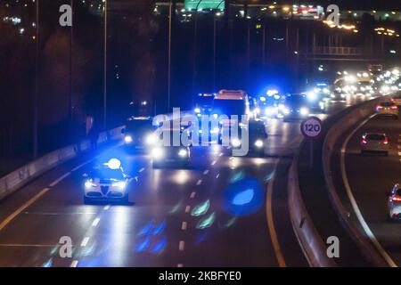 Ein Polizeikonvoi überführt einen Bus, der Bürger, die nach einem Ausbruch des Coronavirus in Wuhan gefangen waren, vom Militärluftstützpunkt Torrejon de Ardoz in das Militärkrankenhaus Gomez Ulla bringt, nachdem sie am 31. Januar 2020 aus China in Madrid, Spanien, eingetroffen sind. Das von der britischen Regierung gecharterte Flugzeug hielt früher in Großbritannien an, um 83 aus Wuhan evakuierte Briten zu entladen. Die verbleibenden Passagiere, die laut Angaben 27 EU-Bürger sind, werden in das Gomez-Ulla-Krankenhaus, ein Militärkrankenhaus in Madrid, geschickt. (Foto von Oscar Gonzalez/NurPhoto) Stockfoto