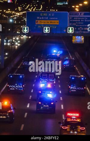 Ein Polizeikonvoi überführt einen Bus, der Bürger, die nach einem Ausbruch des Coronavirus in Wuhan gefangen waren, vom Militärluftstützpunkt Torrejon de Ardoz in das Militärkrankenhaus Gomez Ulla bringt, nachdem sie am 31. Januar 2020 aus China in Madrid, Spanien, eingetroffen sind. Das von der britischen Regierung gecharterte Flugzeug hielt früher in Großbritannien an, um 83 aus Wuhan evakuierte Briten zu entladen. Die verbleibenden Passagiere, die laut Angaben 27 EU-Bürger sind, werden in das Gomez-Ulla-Krankenhaus, ein Militärkrankenhaus in Madrid, geschickt. (Foto von Oscar Gonzalez/NurPhoto) Stockfoto
