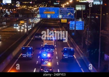 Ein Polizeikonvoi überführt einen Bus, der Bürger, die nach einem Ausbruch des Coronavirus in Wuhan gefangen waren, vom Militärluftstützpunkt Torrejon de Ardoz in das Militärkrankenhaus Gomez Ulla bringt, nachdem sie am 31. Januar 2020 aus China in Madrid, Spanien, eingetroffen sind. Das von der britischen Regierung gecharterte Flugzeug hielt früher in Großbritannien an, um 83 aus Wuhan evakuierte Briten zu entladen. Die verbleibenden Passagiere, die laut Angaben 27 EU-Bürger sind, werden in das Gomez-Ulla-Krankenhaus, ein Militärkrankenhaus in Madrid, geschickt. (Foto von Oscar Gonzalez/NurPhoto) Stockfoto
