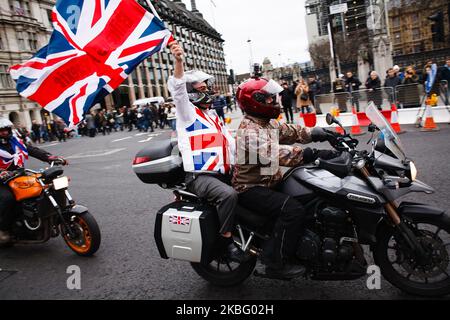 Am 31. Januar 2020 winkte eine Gruppe von „Bikers for Brexit“ mit der Flagge der Union Jack durch den Parliament Square in London, England. Der Austritt Großbritanniens aus der Europäischen Union, heute um 11pm Uhr britischer Zeit (Mitternacht in Brüssel), kommt mehr als dreieinhalb Jahre nach dem tief polarisierenden EU-Beitrittsreferendum des Landes, doch der Moment beendet nur die erste Phase der Brexit-Saga, Die zukünftigen Beziehungen des Vereinigten Königreichs zum Block müssen noch ausgehandelt werden. Der britische Premierminister Boris Johnson hat darauf bestanden, dass die 11-monatige Übergangsperiode, in der die Vereinbarungen praktisch unverändert bleiben, w Stockfoto