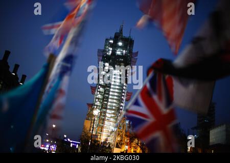 Der noch nicht renovierte Elizabeth Tower, der gemeinhin als Big Ben bekannt ist, steht in Gerüsten gehüllt, als am 31. Januar 2020 auf dem Parliament Square in London, England, die Union Jack-Fahnen wehen. Der Austritt Großbritanniens aus der Europäischen Union, heute um 11pm Uhr britischer Zeit (Mitternacht in Brüssel), kommt mehr als dreieinhalb Jahre nach dem tief polarisierenden EU-Beitrittsreferendum des Landes, doch der Moment beendet nur die erste Phase der Brexit-Saga, Die zukünftigen Beziehungen des Vereinigten Königreichs zum Block müssen noch ausgehandelt werden. Der britische Premierminister Boris Johnson hat darauf bestanden, dass die Stockfoto