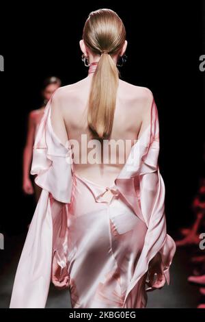 Ein Model läuft auf der Modenschau JUAN VIDAL während der Mercedes Benz Fashion Week Madrid Herbst/Winter 2020-21 am 1. Februar 2020 in Madrid, Spanien (Foto: Oscar Gonzalez/NurPhoto) Stockfoto