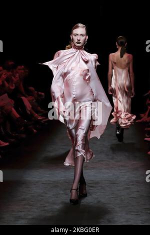 Ein Model läuft auf der Modenschau JUAN VIDAL während der Mercedes Benz Fashion Week Madrid Herbst/Winter 2020-21 am 1. Februar 2020 in Madrid, Spanien (Foto: Oscar Gonzalez/NurPhoto) Stockfoto