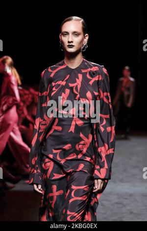 Ein Model läuft auf der Modenschau JUAN VIDAL während der Mercedes Benz Fashion Week Madrid Herbst/Winter 2020-21 am 1. Februar 2020 in Madrid, Spanien (Foto: Oscar Gonzalez/NurPhoto) Stockfoto