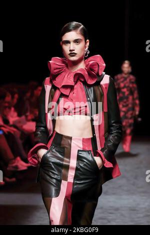 Ein Model läuft auf der Modenschau JUAN VIDAL während der Mercedes Benz Fashion Week Madrid Herbst/Winter 2020-21 am 1. Februar 2020 in Madrid, Spanien (Foto: Oscar Gonzalez/NurPhoto) Stockfoto