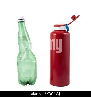 Die ökologische Wahl: Von der Plastikflasche bis zur wiederverwendbaren Aluminiumflasche auf transparentem Hintergrund Stockfoto