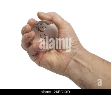 Eine männliche Hand hält den Erdglobus aus Glas in der Hand auf einem transparenten Hintergrund Stockfoto