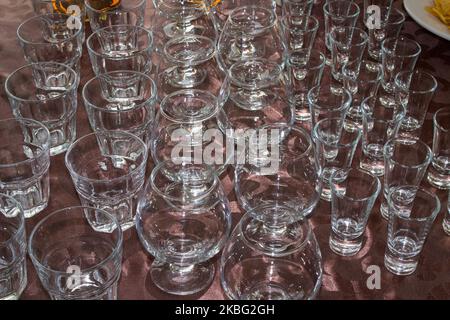 Viele Gläser von Wein in einer Reihe auf Theke Stockfoto