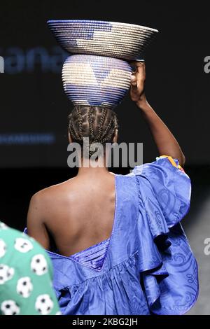 Ein Model läuft auf der SUSANA FALL Fashion Show während DER EGO Mercedes Benz Fashion Week Madrid Herbst/Winter 2020-21 am 2. Februar 2020 in Madrid, Spanien (Foto von Oscar Gonzalez/NurPhoto) Stockfoto