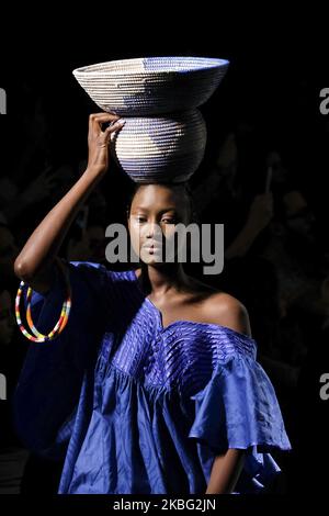 Ein Model läuft auf der SUSANA FALL Fashion Show während DER EGO Mercedes Benz Fashion Week Madrid Herbst/Winter 2020-21 am 2. Februar 2020 in Madrid, Spanien (Foto von Oscar Gonzalez/NurPhoto) Stockfoto