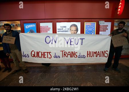 Die Nutzer halten ein Banner mit der Aufschrift „Wir wollen: Ticketbüros, Züge, Menschen“. Eine Gruppe von SNCF-Nutzern („Französische Nationale Eisenbahngesellschaft“) spielt im Hauptbahnhof von Toulouse, dem Bahnhof Matabiau, gegen die Digitalisierung der SNCF (Fahrkarte, Informationen über Verspätungen usw.) Und um gegen die Schließung von kleinen Warteschlangen und den Verlust von Fahrkartenkontrolleuren an Bord zu protestieren. Toulouse. Frankreich. Januar 31. 2020. (Foto von Alain Pitton/NurPhoto) Stockfoto