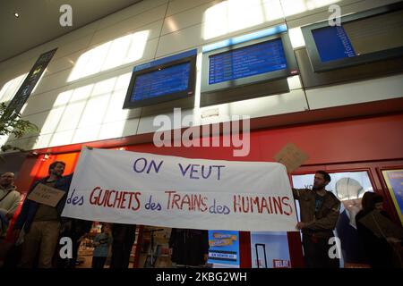 Die Nutzer halten ein Banner mit der Aufschrift „Wir wollen: Ticketbüros, Züge, Menschen“. Eine Gruppe von SNCF-Nutzern („Französische Nationale Eisenbahngesellschaft“) spielt im Hauptbahnhof von Toulouse, dem Bahnhof Matabiau, gegen die Digitalisierung der SNCF (Fahrkarte, Informationen über Verspätungen usw.) Und um gegen die Schließung von kleinen Warteschlangen und den Verlust von Fahrkartenkontrolleuren an Bord zu protestieren. Toulouse. Frankreich. Januar 31. 2020. (Foto von Alain Pitton/NurPhoto) Stockfoto