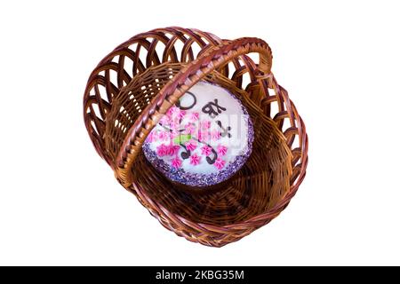 Osterkuchen im mittleren Korb isoliert auf weißem Hintergrund Stockfoto