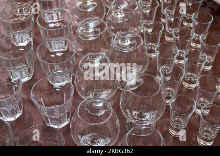 Tisch leere Gläser für Wein und Alkohol Stockfoto