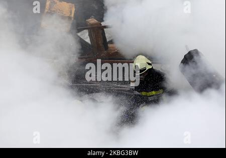 Feuerwehrleute arbeiten zusammen mit Armee und Polizei daran, am Sonntag, den 02. Februar 2020, ein Feuer im Lagerhaus in Lalitpur, Kathmandu, zu löschen. (Foto von Saroj Baizu/NurPhoto) Stockfoto