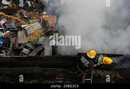 Feuerwehrleute arbeiten zusammen mit Armee und Polizei daran, am Sonntag, den 02. Februar 2020, ein Feuer im Lagerhaus in Lalitpur, Kathmandu, zu löschen. (Foto von Saroj Baizu/NurPhoto) Stockfoto