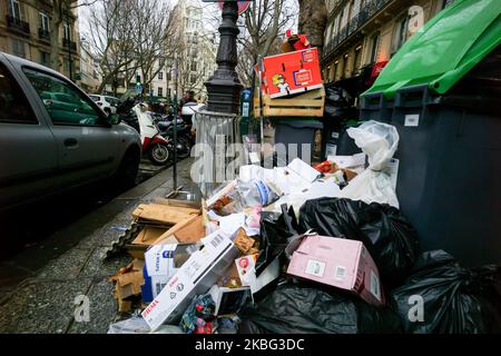 Seit mehreren Tagen sind die Auswirkungen des Müllstreiks in den Straßen von Paris zu sehen, wie diese Bilder vom 2. Februar 2020 und in einigen Städten der Vororte, insbesondere im Osten der Region île-de-France, zeigen. Die LKW-Garagen der Stadt Paris werden regelmäßig durch Unterstützung blockiert, oft außerhalb des Sauberkeitssektors, so dass die erste Abholung des Mülls verhindert und die gesamte Strecke für den Tag verlangsamt werden kann. Als Teil des Streiks sind die Müllverbrennungsanlagen fast alle im Stillstand oder arbeiten sehr langsam. Es sind ein paar Blöcke stattgefunden. Laut CGT U Stockfoto