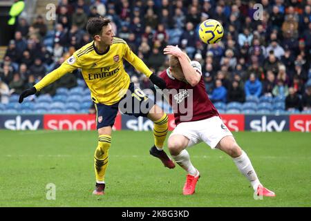 Die Arsenale Mesut Ozil und Ben Mee von Burnley kämpfen während des Premier League-Spiels zwischen Burnley und Arsenal in Turf Moor, Burnley, am Sonntag, 2.. Februar 2020, um den Ball. (Foto von Tim Markland/MI News/NurPhoto) Stockfoto