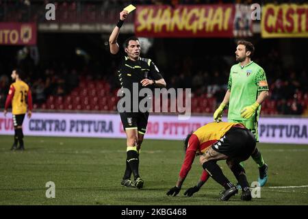 Karte Gelb für die Simulation Nicolas Viola (Benevento Calcio) während des Derby-Fußballspiels der italienischen Serie B zwischen Benevento Calcio und US Salernitana im Stadion Ciro Vigorito in Benevento, Italien am 2. Februar 2020 (Foto von Paolo Manzo/NurPhoto) Stockfoto