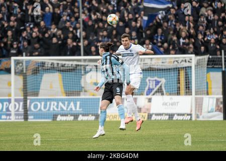 Tobias Müller von 1. FC Magdeburg und Valmir Sulejmani aus Mannheim während des 3. Bundesliga-Spiel zwischen SV Waldhof Mannheim und 1. FC Magdeburg am 02. Februar 2020 im Carl-Benz-Stadion in Mannheim. (Foto von Peter Niedung/NurPhoto) Stockfoto