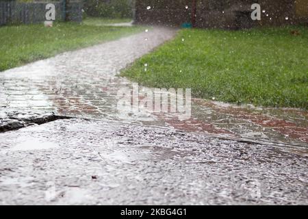 Starker Sturm im Innenhof fällt auf den Bürgersteig Stockfoto