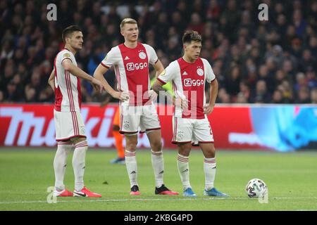 Dusan Tadic (Ajax), Perr Schuurs (Ajax) und Lisandro Martinez (Ajax) sehen sich während der Eredivisie 2019/20 zwischen AFC Ajax und PSV Eindhoven am 2. Februar 2020 in der Johan Cruijff Arena in Amsterdam, Niederlande, an. (Foto von Federico Guerra Moran/NurPhoto) Stockfoto