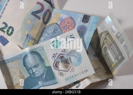 Währung, Wechselkurs, Illustration Foto Mix aus Geld, Sterling / Britisches Pfund GBP und Euro EUR Banknoten Papiergeld und Münze aus der Nähe Bilder nach dem Brexit. Amsterdam, Niederlande - 02 02 2020 (Foto von Nicolas Economou/NurPhoto) Stockfoto