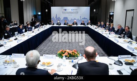 04. November 2022, Südkorea, Seoul: Bundespräsident Frank-Walter Steinmeier und der südkoreanische Premierminister Duck-Soo Han treffen sich gemeinsam mit Dukgeun Ahn (l), Handelsministerin von Südkorea, Sabine Hepperle (2. v.r.), im Grand Hyatt Hotel mit Vertretern der südkoreanischen und deutschen Wirtschaft, Abteilungsleiter im Bundesministerium für Wirtschaft und Klimaschutz und Michael Reiffenstuel, Botschafter der Bundesrepublik Deutschland in Südkorea. Präsident Steinmeier und seine Frau sind auf einer fünftägigen Reise nach Ostasien zu Besuch in Japan und Südkorea. Stockfoto