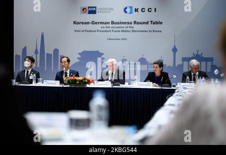 04. November 2022, Südkorea, Seoul: Bundespräsident Frank-Walter Steinmeier und der südkoreanische Premierminister Duck-Soo Han treffen sich gemeinsam mit Dukgeun Ahn (l), Handelsministerin von Südkorea, Sabine Hepperle (2. v.r.), im Grand Hyatt Hotel mit Vertretern der südkoreanischen und deutschen Wirtschaft, Abteilungsleiter im Bundesministerium für Wirtschaft und Klimaschutz und Michael Reiffenstuel, Botschafter der Bundesrepublik Deutschland in Südkorea. Präsident Steinmeier und seine Frau sind auf einer fünftägigen Reise nach Ostasien zu Besuch in Japan und Südkorea. Stockfoto