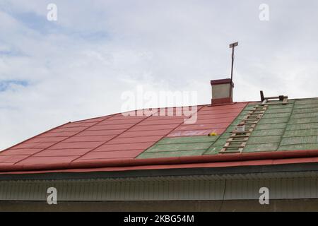 Der Dachteil ist im Sommer rot lackiert Stockfoto