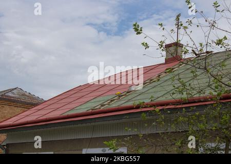 Endlose Bemalung des Daches in Rot Stockfoto