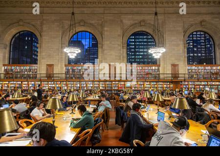 Im Lesesaal Rose Main, dem Lesesaal mit Seitenbüchern und großen Fenstern, offiziell Saal 315 im dritten Stock, Ein Raum von 78 x 297 Fuß und 52 Fuß hohe geschnitzte Holzdecke in einem Stil zwischen Renaissance-Architektur und Beaux-Arts-Design im Stephen A. Schwarzman Building, allgemein bekannt als Hauptniederlassung. Die Hauptniederlassung der New York Public Library in Bryant Park, Manhattan, NYPL, ist die drittgrößte Bibliothek der Welt. Die Niederlassung wurde 1965 zum National Historic Landmark und 1967 zum New York City Landmark erklärt. Die Forschungsbibliothek wurde für publ geöffnet Stockfoto