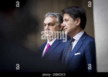 Italiens Premierminister Giuseppe Conte steht am 3. Februar 2020 mit dem ungarischen Premierminister Viktor Orban im Chigi-Palast in Rom zusammen. (Foto von Christian Minelli/NurPhoto) Stockfoto