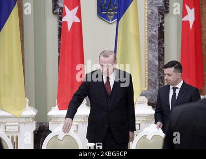 Der türkische Präsident Recep Tayyip Erdogan (L) und der ukrainische Präsident Wolodymyr Zelensky (R) kommen nach ihrem Treffen am 03. Februar 2020 in Kiew, Ukraine, zu einer Pressekonferenz. (Foto von STR/NurPhoto) Stockfoto