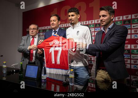 Die Manager des CF-Teams von Granada (von links nach rechts) Pepe Macanas, Antonio Fernandez Monterrubio, Gil Dias, der neue Teamspieler, und Fran Sanchez sind während der Präsentation des Spielers im Pressezentrum des Stadions Nuevo Los Carmenes am 3. Februar 2020 in Granada, Spanien, zu sehen. (Foto von Fermin Rodriguez/NurPhoto) Stockfoto