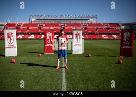 Der portugiesische Mittelfeldspieler Gil Dias von Granada CF posiert während seiner offiziellen Präsentation im Nuevo Los Carmenes Stadium am 3. Februar 2020 in Granada, Spanien. (Foto von Fermin Rodriguez/NurPhoto) Stockfoto