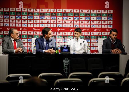 Die Manager des CF-Teams von Granada (von links nach rechts) Pepe Macanas, Antonio Fernandez Monterrubio, Gil Dias, der neue Teamspieler, und Fran Sanchez sind während der Präsentation des Spielers im Pressezentrum des Stadions Nuevo Los Carmenes am 3. Februar 2020 in Granada, Spanien, zu sehen. (Foto von Fermin Rodriguez/NurPhoto) Stockfoto