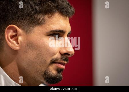 Der portugiesische Mittelfeldspieler Gil Dias von Granada CF hält während seiner offiziellen Präsentation am 3. Februar 2020 im Pressezimmer des Nuevo Los Carmenes Stadions in Granada, Spanien, eine Pressekonferenz ab. (Foto von Fermin Rodriguez/NurPhoto) Stockfoto