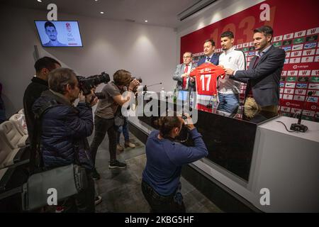 Die Manager des CF-Teams von Granada (von links nach rechts) Pepe Macanas, Antonio Fernandez Monterrubio, Gil Dias, der neue Teamspieler, und Fran Sanchez sind während der Präsentation des Spielers im Pressezentrum des Stadions Nuevo Los Carmenes am 3. Februar 2020 in Granada, Spanien, zu sehen. (Foto von Fermin Rodriguez/NurPhoto) Stockfoto