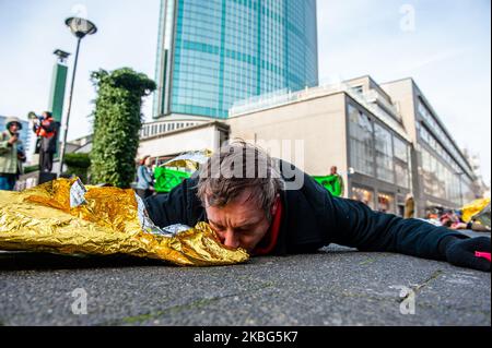 Ein XR-Aktivist gibt während des Dritten Extinction Rebellion die in Aktion, am 3.. Februar 2020 in Rotterdam, einen falschen Toten vor. (Foto von Romy Arroyo Fernandez/NurPhoto) Stockfoto