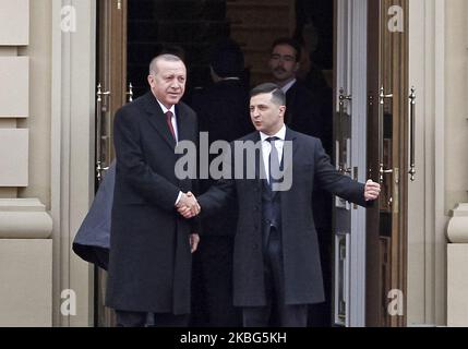 Der türkische Präsident Recep Tayyip Erdogan (L) und der ukrainische Präsident Wolodymyr Zelensky (R) geben sich bei einer Begrüßungszeremonie am 03. Februar 2020 im Mariinski-Palast in Kiew, Ukraine, die Hände. (Foto von STR/NurPhoto) Stockfoto