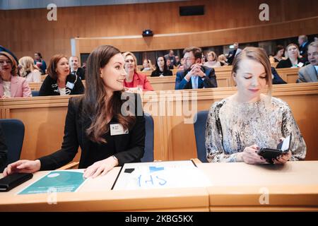 Premierministerin Sanna Marin und Finanzministerin Katri Kulmuni bei einem gemeinsamen Klimatreffen der Regierungsparteien am 3. Februar 2020 in Helsinki, Finnland. (Foto von Antti Yrjonen/NurPhoto) Stockfoto