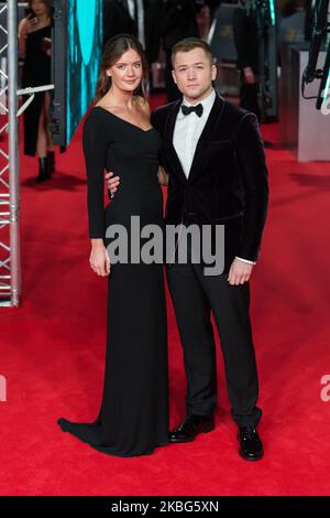 Taron Egerton (R) und Emily Thomas nehmen am 02. Februar 2020 an der Verleihung der EE British Academy Film Awards in der Royal Albert Hall in London, England, Teil. (Foto von Wiktor Szymanowicz/NurPhoto) Stockfoto
