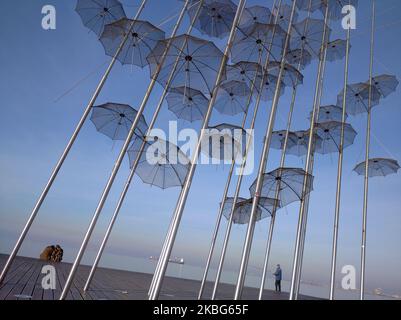 Die Menschen genießen die Skulptur "Schirme" des verstorbenen griechischen Künstlers George Zongolopoulos in Strandpromenade von Thessaloniki, Griechenland am 3. Februar 2020. (Foto von Grigoris Siamidis/NurPhoto) Stockfoto