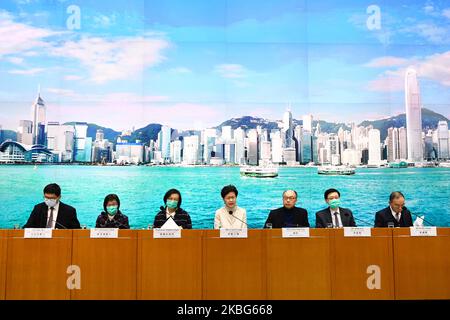 Von links nach rechts Dr. Tony Ko, Chief Executive des Krankenhauses, Dr. Constance Chan, Gesundheitsdirektorin, Professorin Sophia Chan, Frau Carrie Lam, Geschäftsführerin von Hongkong, Herr Fank Chan, Fan Secretary für Transport und Wohnen, Der Sicherheitsminister John Lee und der Einwanderungsdirektor Eric Tsang werden am 3. Februar 2019 in Hongkong, China, auf einer Pressekonferenz im Büro der Zentralregierung gesehen. Das Coronavirus hat über 17400 infiziert und verursachte weltweit bisher 362 Todesfälle, das Coronavirus (2019-nCoV) stammt aus Wuhan China. (Foto von Vernon Yuen/NurPhoto) Stockfoto