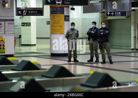 Passagiere mit Schutzmasken gehen am 3. Februar 2020 durch eine Halle am Bahnhof Lo Wu in Hongkong, China. Die Regierung von Hongkong kündigte an, dass alle Grenzübergänge geschlossen werden, mit Ausnahme der Brücke Hongkong-Zhuhai-Macau, des Hafens von Shenzhen Bay und des internationalen Flughafens. Der Bahnhof Lo Wu wurde am 4. Februar 2020 geschlossen. (Foto von Yat Kai Yeung/NurPhoto) Stockfoto