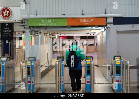 Passagiere mit Schutzmasken gehen am 3. Februar 2020 durch eine Halle am Bahnhof Lo Wu in Hongkong, China. Die Regierung von Hongkong kündigte an, dass alle Grenzübergänge geschlossen werden, mit Ausnahme der Brücke Hongkong-Zhuhai-Macau, des Hafens von Shenzhen Bay und des internationalen Flughafens. Der Bahnhof Lo Wu wurde am 4. Februar 2020 geschlossen. (Foto von Yat Kai Yeung/NurPhoto) Stockfoto