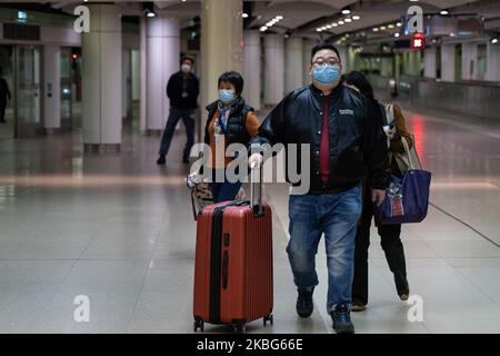 Passagiere mit Schutzmasken gehen am 3. Februar 2020 durch eine Halle am Bahnhof Lo Wu in Hongkong, China. Die Regierung von Hongkong kündigte an, dass alle Grenzübergänge geschlossen werden, mit Ausnahme der Brücke Hongkong-Zhuhai-Macau, des Hafens von Shenzhen Bay und des internationalen Flughafens. Der Bahnhof Lo Wu wurde am 4. Februar 2020 geschlossen. (Foto von Yat Kai Yeung/NurPhoto) Stockfoto