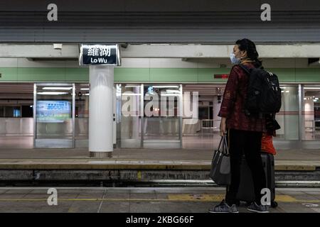 Passagiere mit Schutzmasken gehen am 3. Februar 2020 durch eine Halle am Bahnhof Lo Wu in Hongkong, China. Die Regierung von Hongkong kündigte an, dass alle Grenzübergänge geschlossen werden, mit Ausnahme der Brücke Hongkong-Zhuhai-Macau, des Hafens von Shenzhen Bay und des internationalen Flughafens. Der Bahnhof Lo Wu wurde am 4. Februar 2020 geschlossen. (Foto von Yat Kai Yeung/NurPhoto) Stockfoto